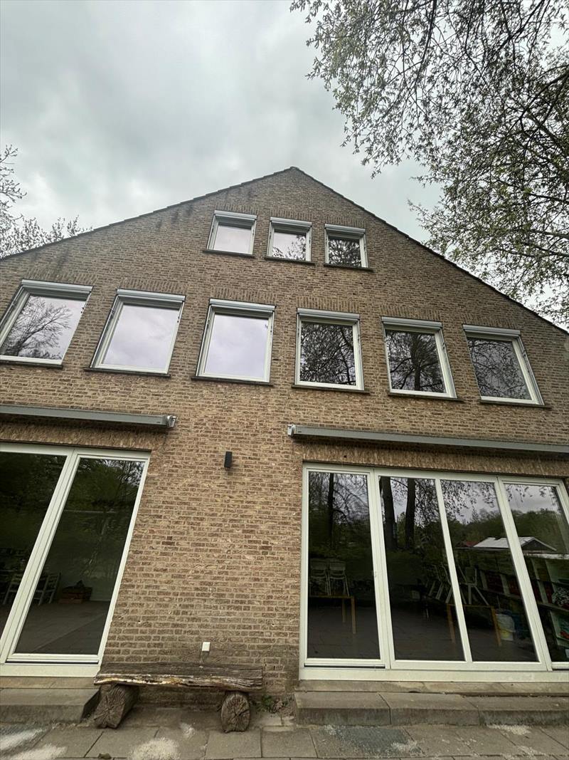 Gebäudefassade mit großen Glasflächen